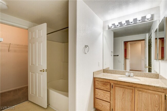 Building Photo - 10550 W Alexander Rd