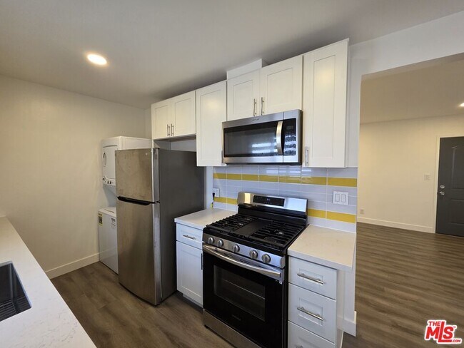 Building Photo - 707 Strand St