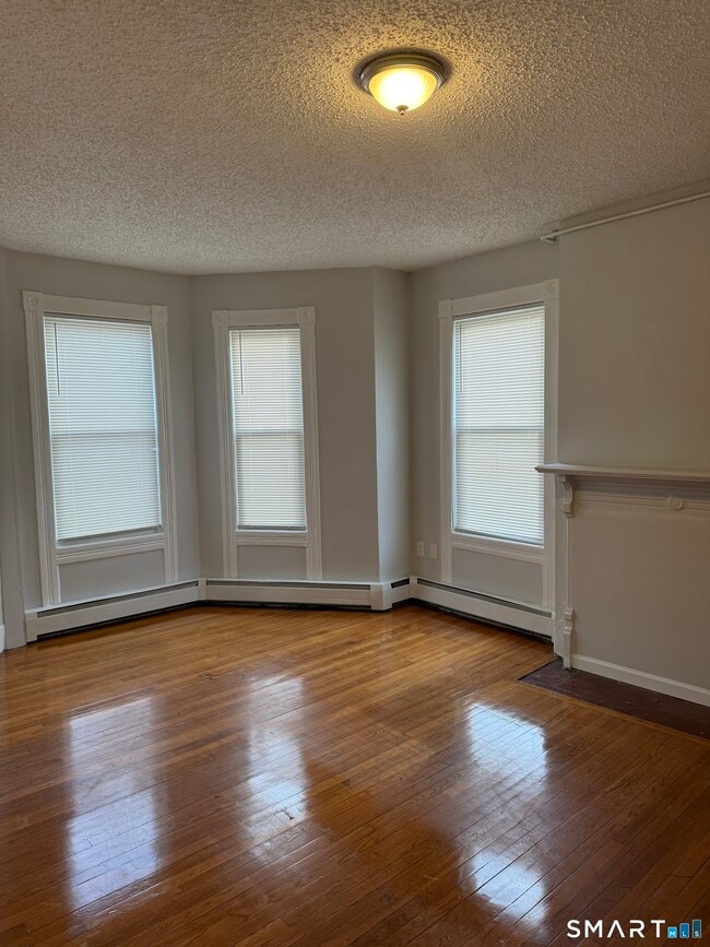 Building Photo - 192 Russ St