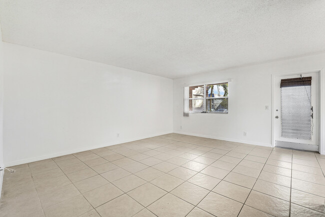 Building Photo - 541 Saxony Dr