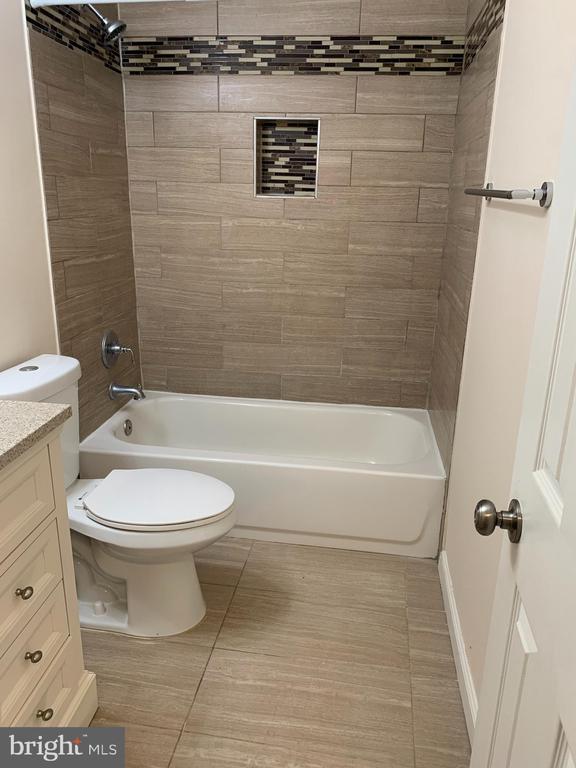 Building Photo - 2 Normandy Square Ct