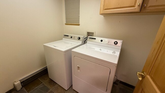 Building Photo - 3 Bed, 2.5 Bath - Beautifully Updated Down...