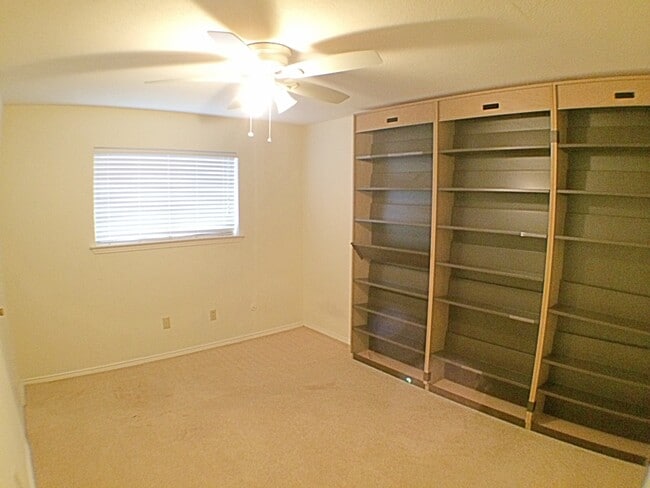 Building Photo - Charming 4 Bedroom 2.5 Bath Home In RISD!