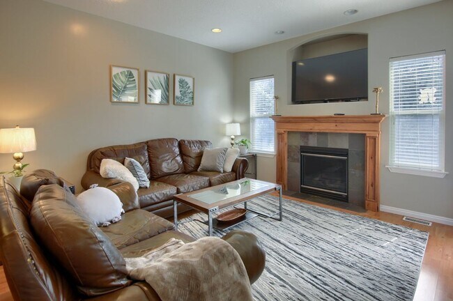 Building Photo - 3 Bedroom / 3.5 Bathroom Townhome in Millc...