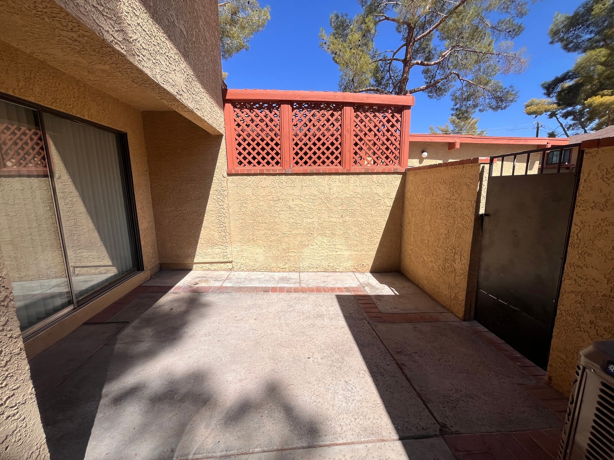 Building Photo - 2448 Pickwick Dr