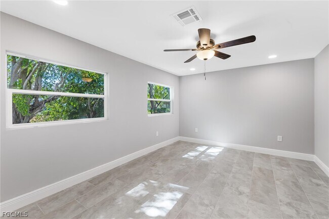 Building Photo - 1003 April Ln