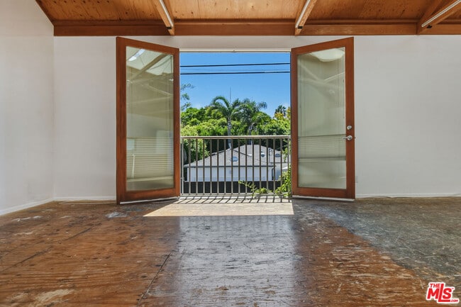 Building Photo - 656 Angelus Pl