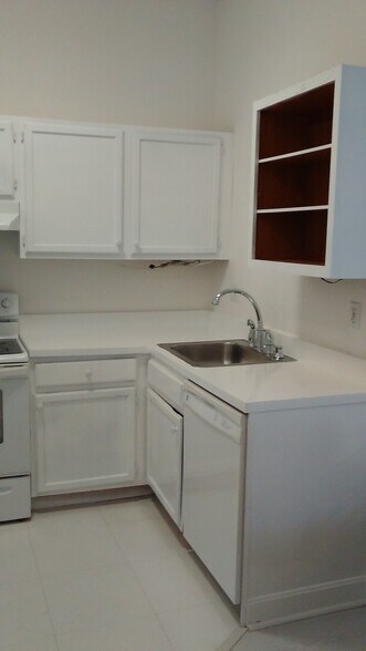 Building Photo - 48 Forest St