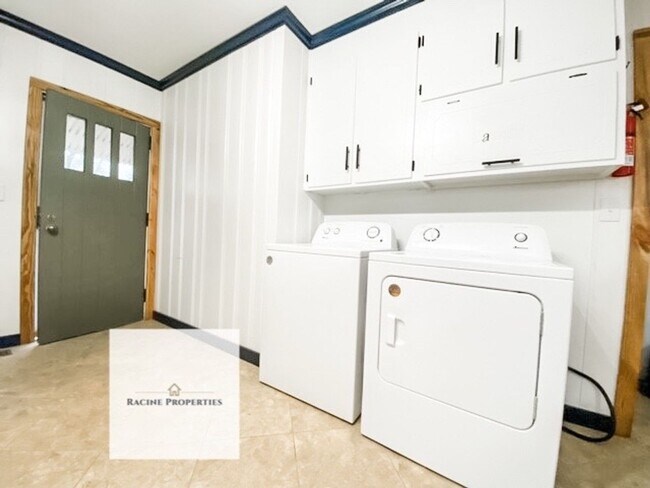 Building Photo - Two Story Home in Clinton!