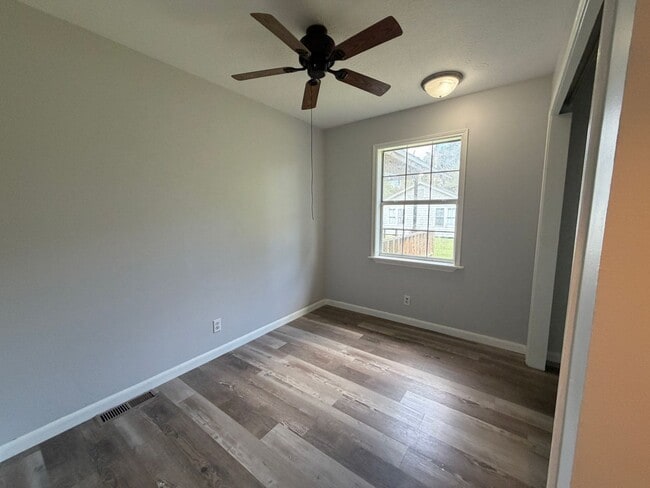 Building Photo - Spacious 3/2 available now!