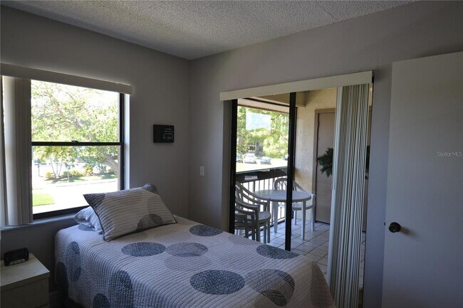 Building Photo - 284 Woodlake Wynde