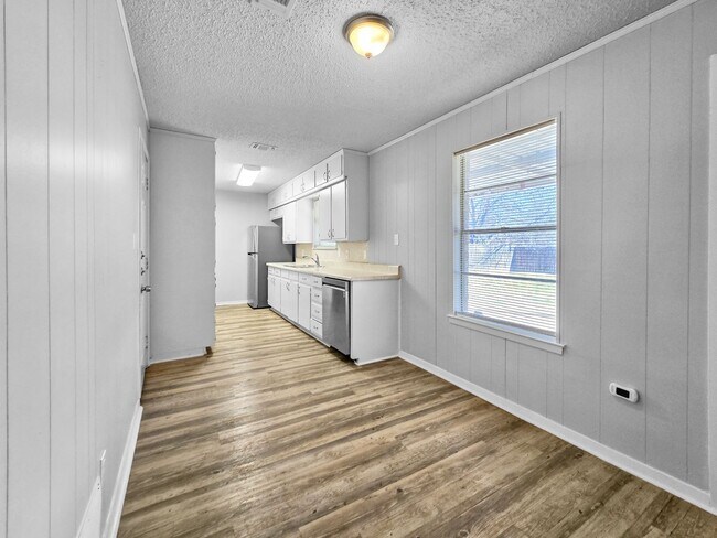 Building Photo - Charming 3-Bed, 2-Bath Home in Saginaw with Garage