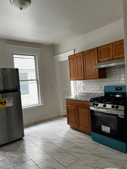 Building Photo - 879 Elm St