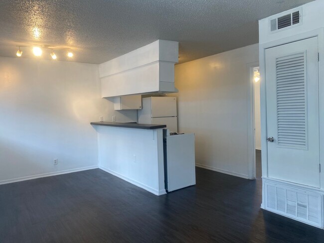 Building Photo - Great one bedroom in Hyde Park!