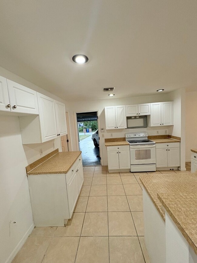 Building Photo - Charming Single-Family Home for Rent in Lehigh Acres