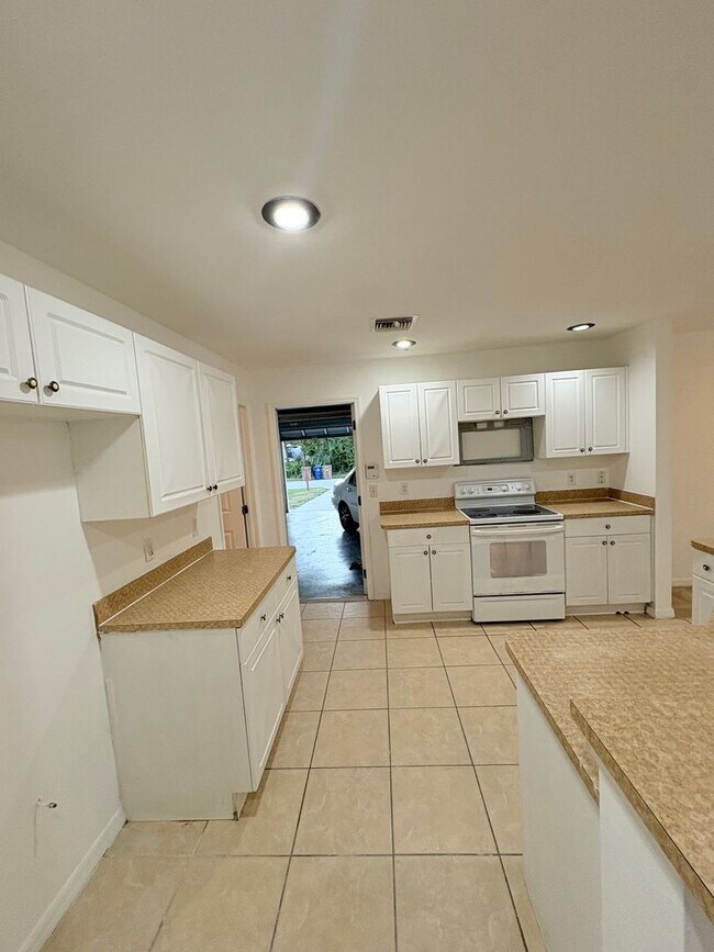 Building Photo - SPECIAL $500 off 1st Months' Rent-Charming Single-Family Home for Rent in Lehigh Acres