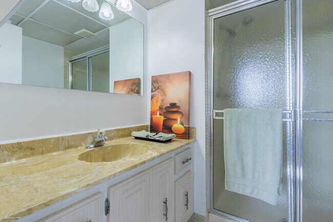 Building Photo - 2811 Somerset Dr