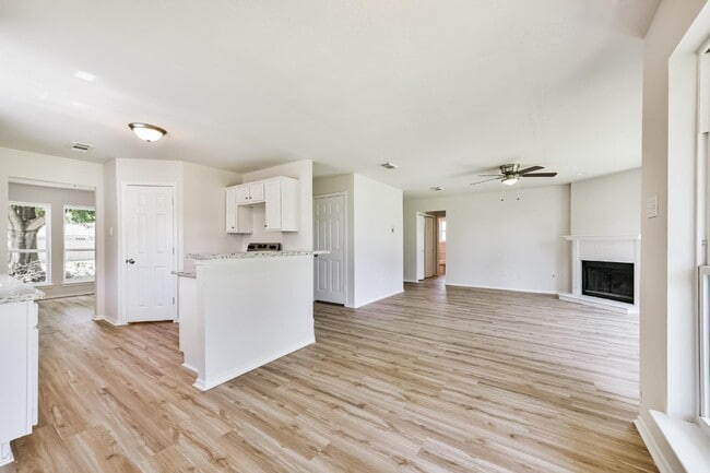 Building Photo - 106 Mango St