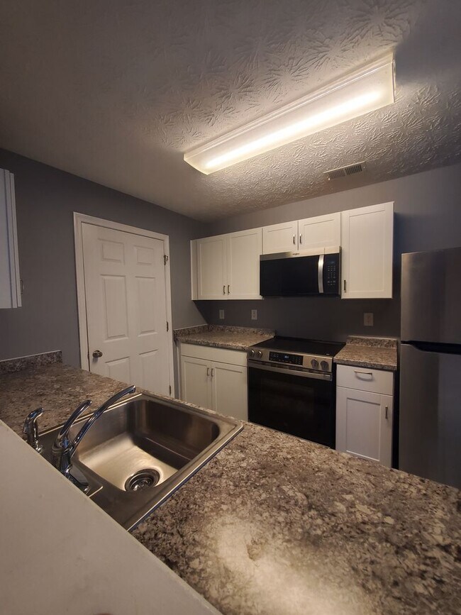 Building Photo - Open House on Spacious Condo