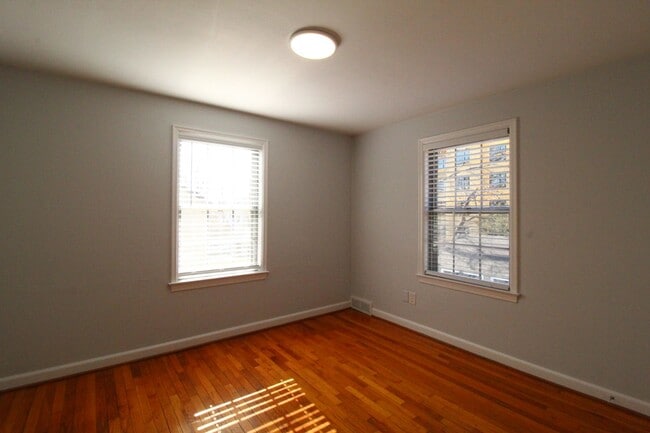 Building Photo - April FREE On This 2 Bedroom 2 Bath Duplex In The Waldo Area