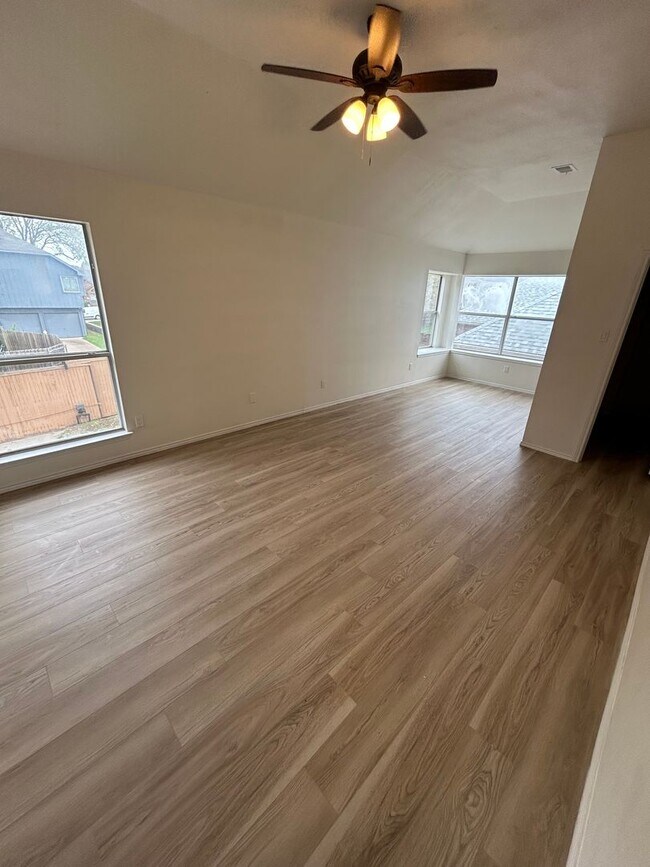 Building Photo - 1131 Holly Dr