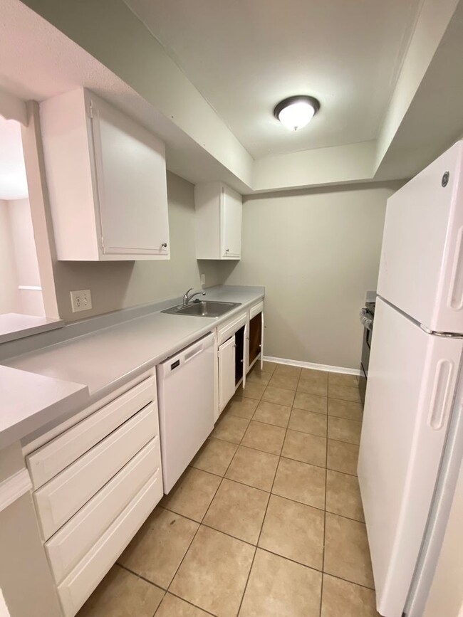 Building Photo - Spacious 1 BED 1 BATH