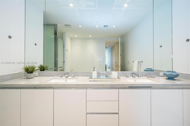 Building Photo - 16901 Collins Ave