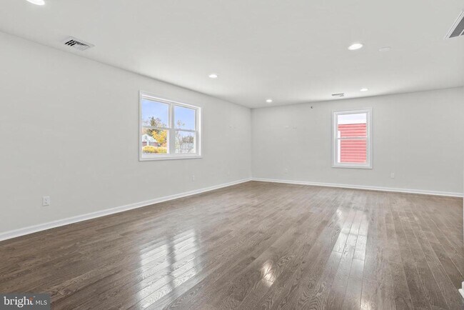 Building Photo - 819 11th Ave