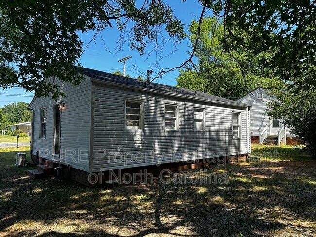 Building Photo - 504 Moore Dr