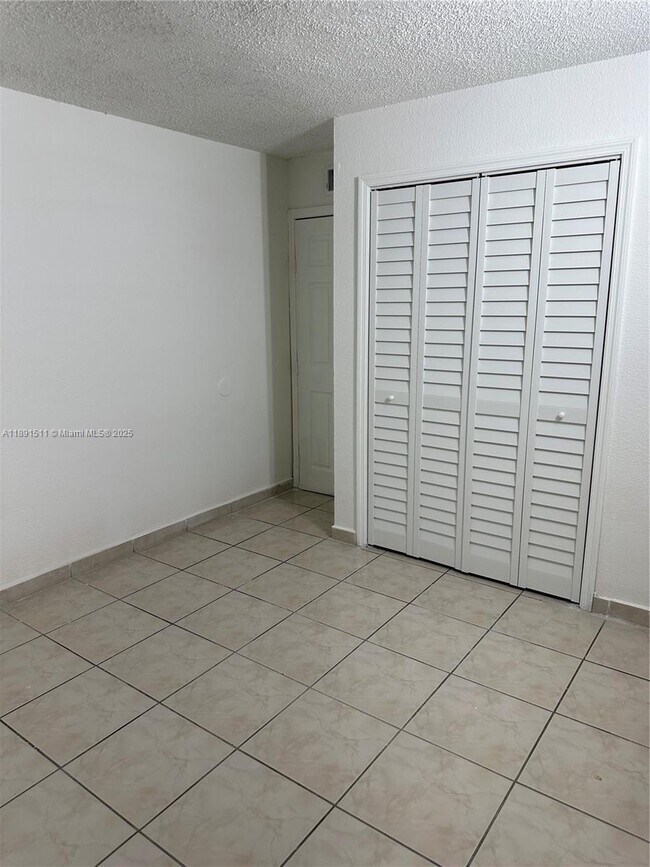 Building Photo - 606 W 81st St
