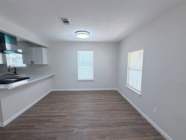 Building Photo - 2915 Creston Dr