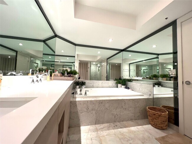 Building Photo - 16400 Collins Ave