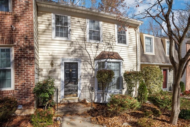 Building Photo - Well maintained 3-level 3Bd/2 full & 2 half bath TH in the sought-after Burke Centre!