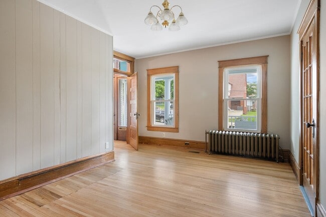 Building Photo - 4 to 5 bed / 2 Bath Just remodeled