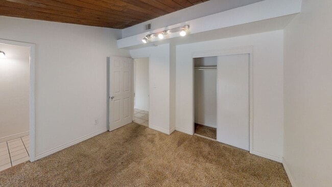 Building Photo - Large Bedrooms! 6 Parking Spaces (Lease ou...