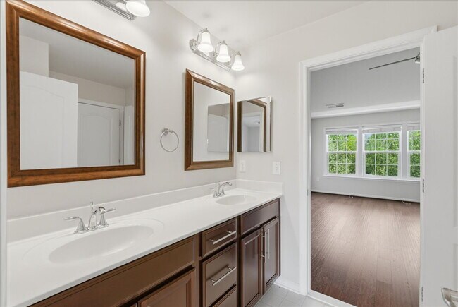 Building Photo - Expansive 4BR / 4.5BA Townhome in Lansdowne Town Center – Over 3,400 Sq Ft!