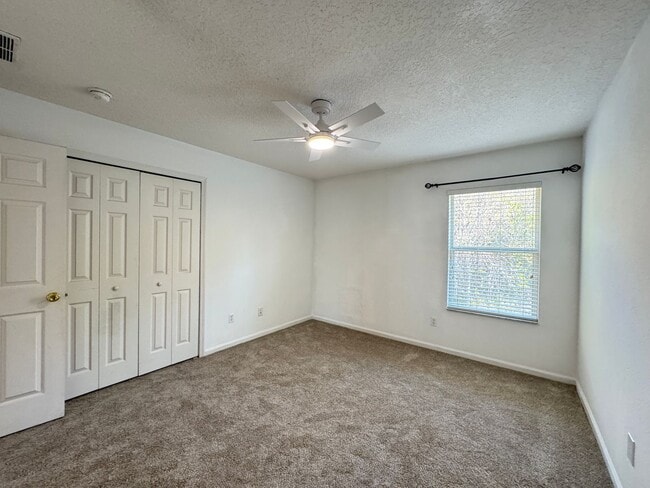 Building Photo - 5 Bedroom Townhome in Avalon Park! TESLA CHARGER INCLUDED!