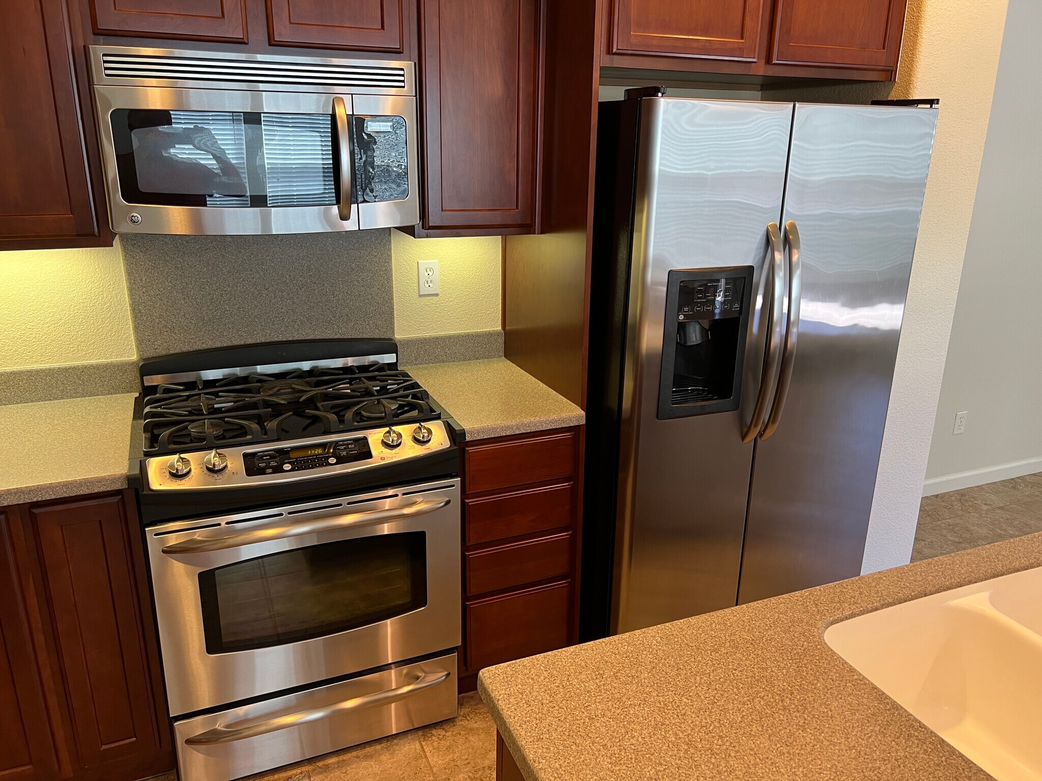 Building Photo - 207 W La Flor Ln