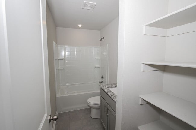 Building Photo - 606 Comanche Dr