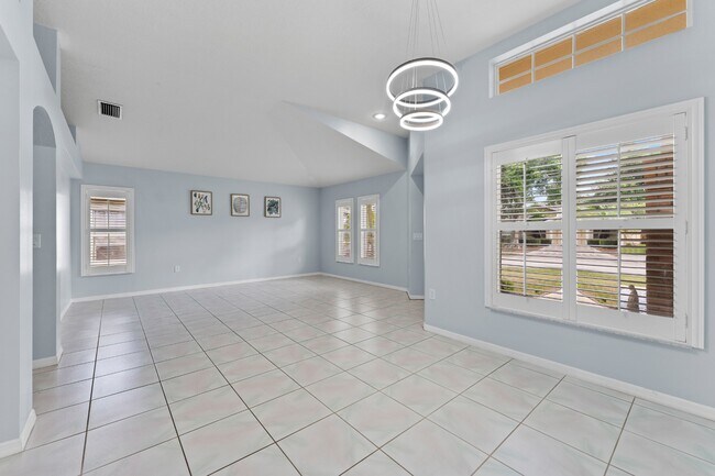 Building Photo - Absolutely stunning executive (LARGE) 3 BR / 2 BA / 2 Car Garage home in the highly sought after ...