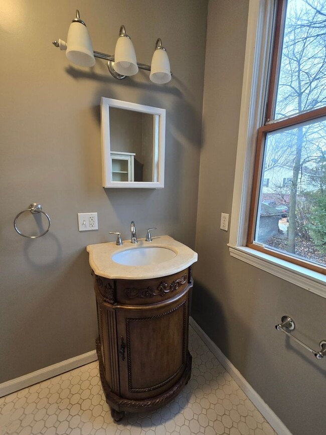 Building Photo - Updated 3br house!!