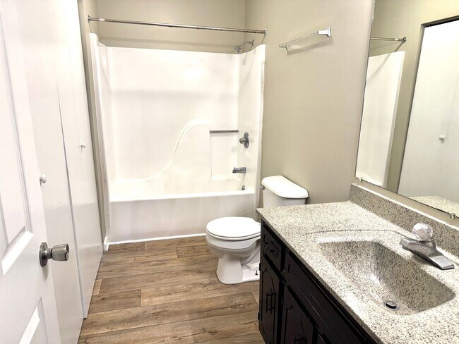 Building Photo - MOVE IN READY!