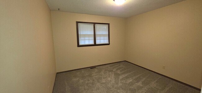 Building Photo - 4 Bedroom 2 Bathroom home in Willard Schools with a Huge Fenced Yard for $1,695!