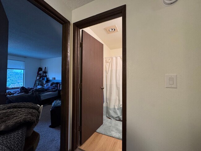 Building Photo - 2 Bedroom 1.5 Bath Townhouse near WWU and Fairhaven w/ Attached Garage