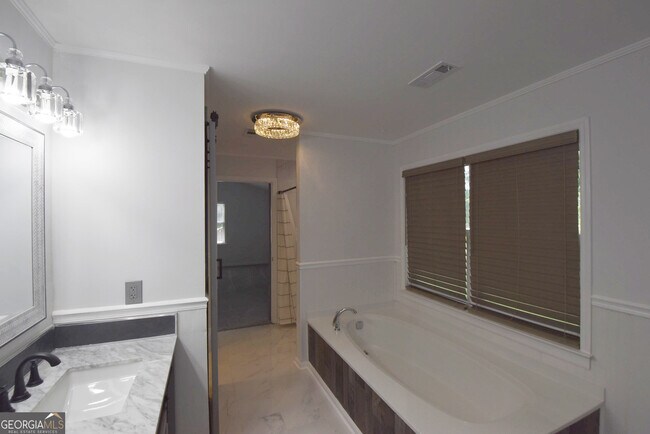 Building Photo - 98 Woodvalley Dr