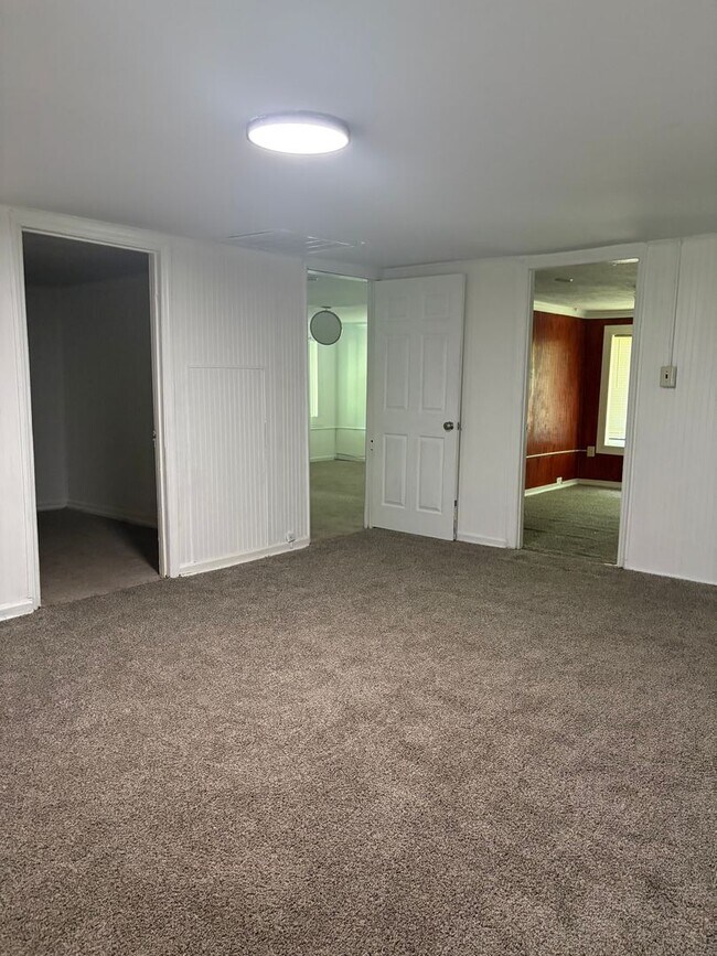 Building Photo - 3 Bedroom/1 bath House includes wi-fi, lawncare and security alarm