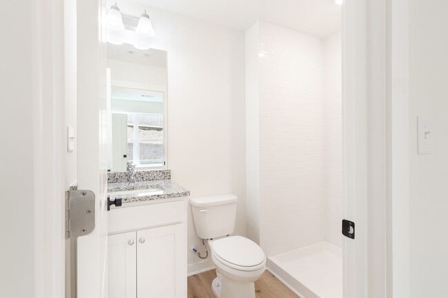 Building Photo - $500 Move In Special: Newly Constructed 3/3.5 located in Chosewood Park!