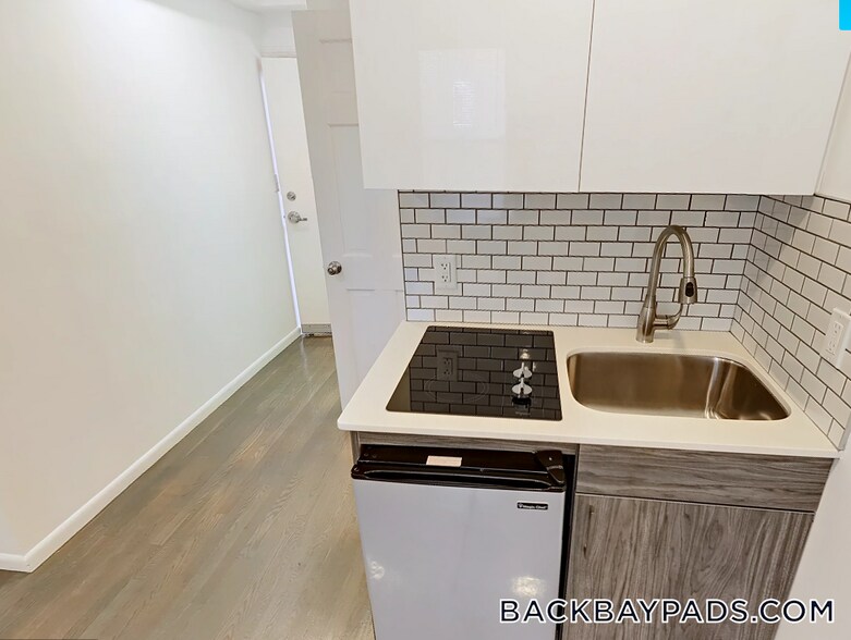 Building Photo - 270 Newbury St