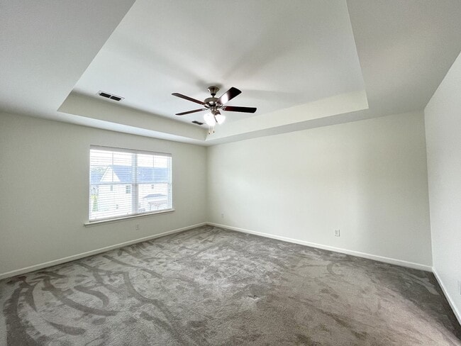 Building Photo - Huge home in Spring Hill!