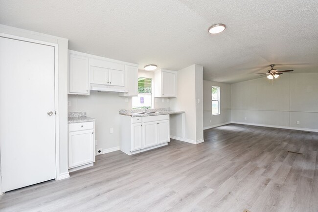 Building Photo - Be part of this cozy community at Roy Harris Loop